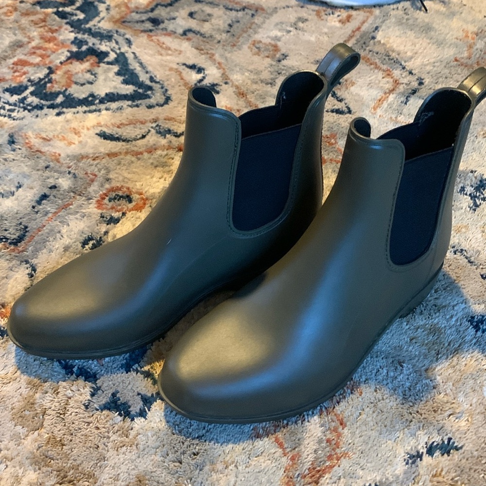 Like new Chelsea boots women’s size 7